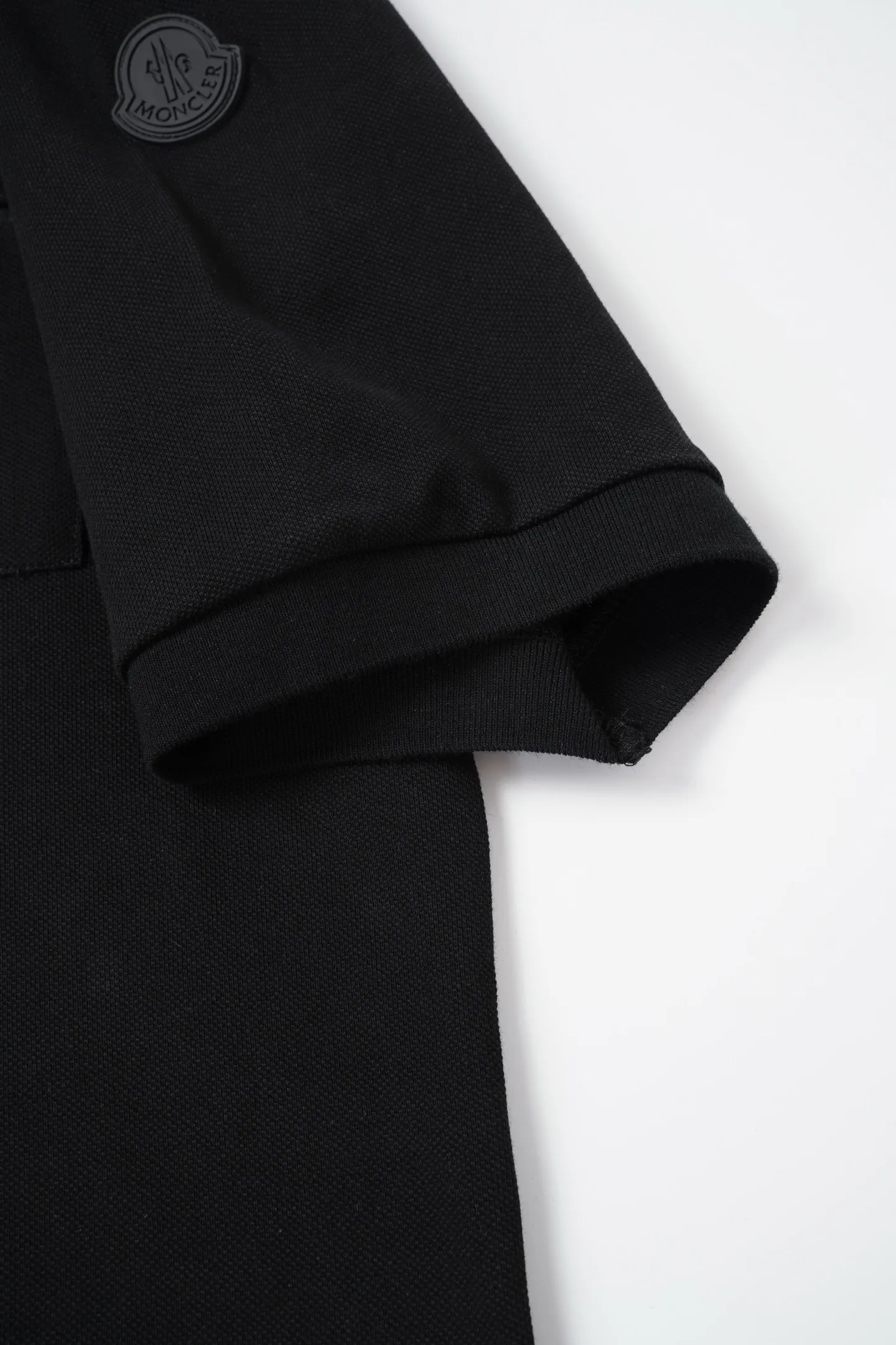 MONCLER logo polo Polo Classic ， 。 Polo ， 。Classic ， 。 • • •Black White Size：S-XL